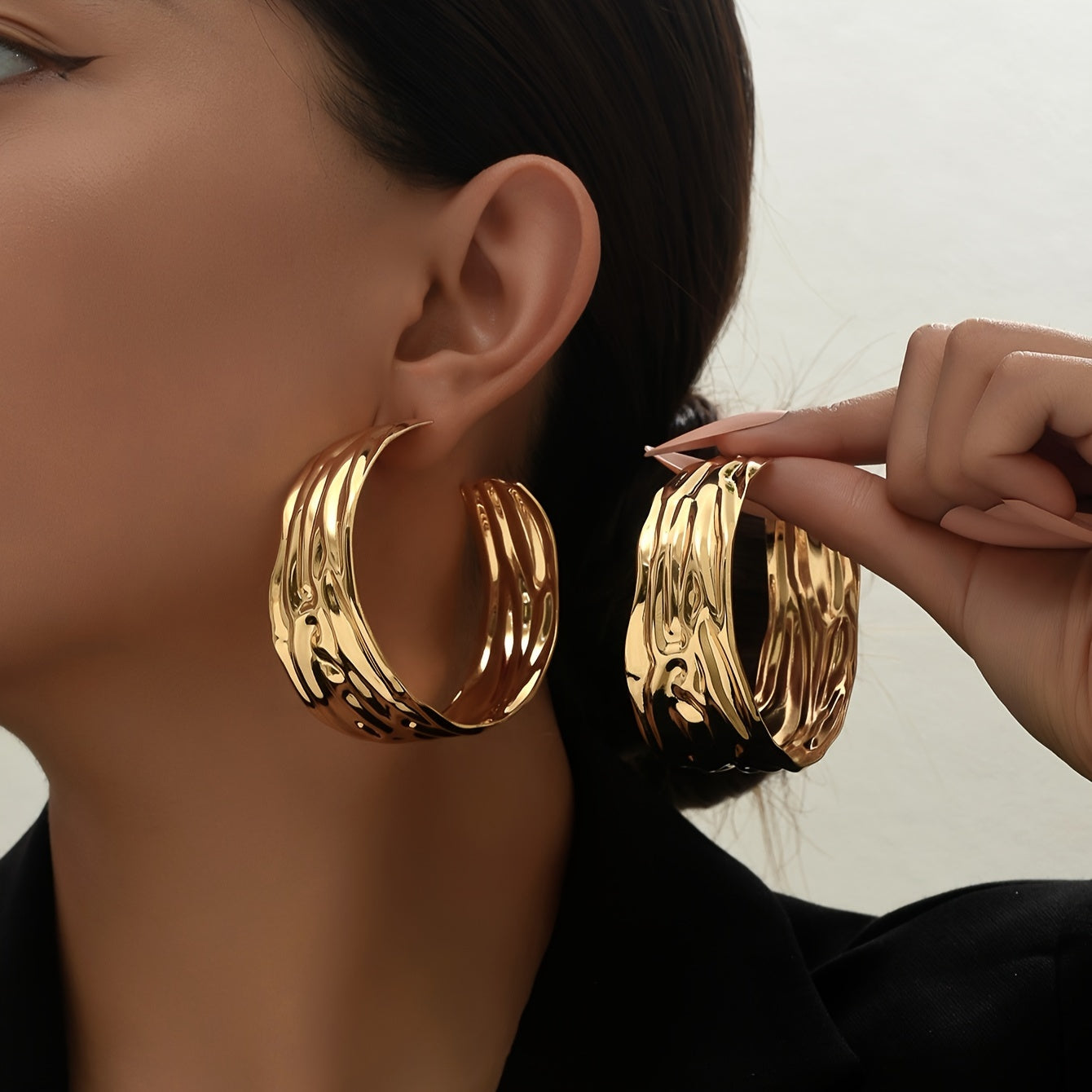 Exaggerated Metal Feeling Hoop Earrings