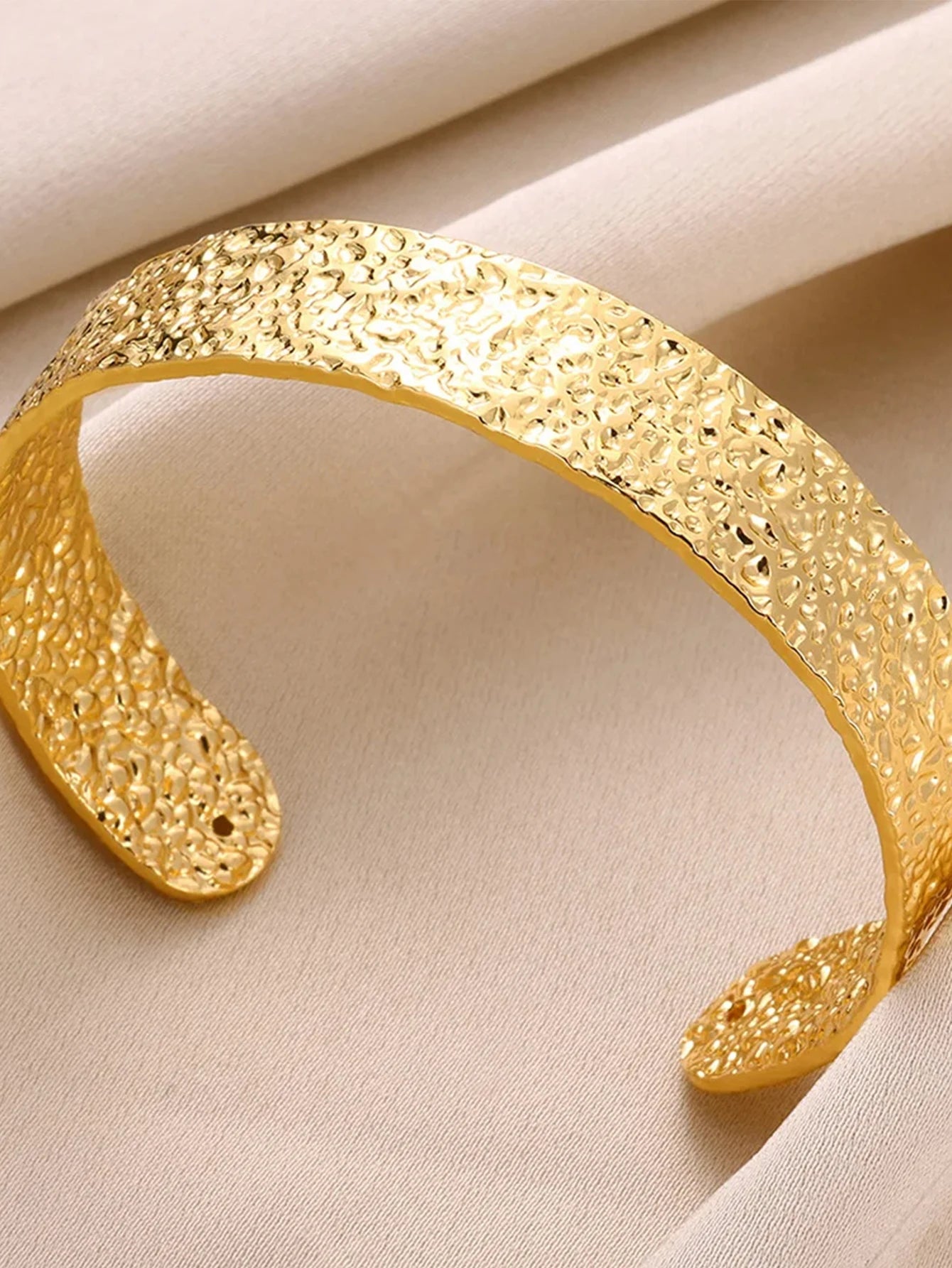 Exquisite Bump Bangle